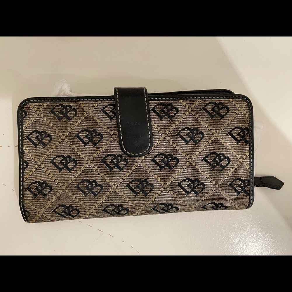 Perfect condition Dooney & Bourke wallet